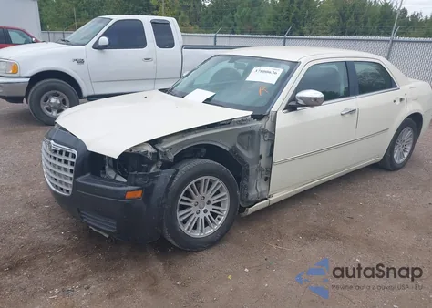 2010 Chrysler 300 Touring z USA, uszkodzony, nr VIN 2C3CA4CD7AH198657
